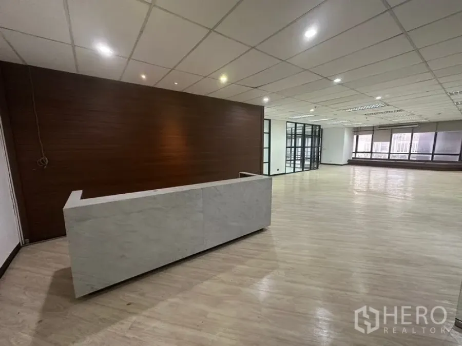 办公空间 出租在Din Daeng, Bangkok - 开放式大堂区，石材接待台与木地板。