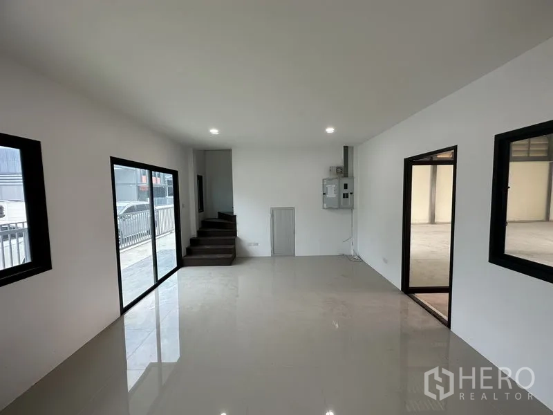 工厂 出租或出售在Bang Yai, Nonthaburi - 明亮的第二办公室，带独立卫生间与大窗。