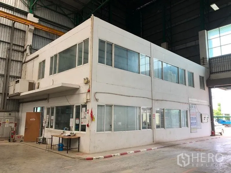 工厂 出租或出售在Lat Lum Kaeo, Pathum Thani - 厂房内的两层办公楼，带大面积窗户。
