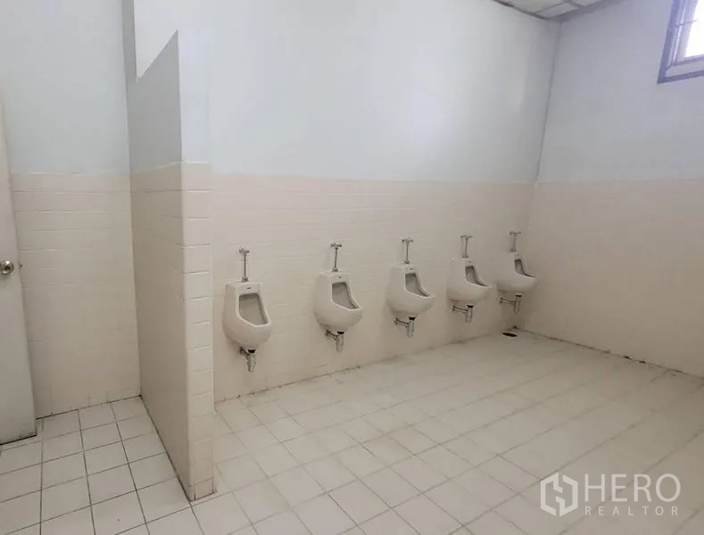 工厂 出租在Mueang Samut Prakan, Samut Prakan - 整洁男卫，瓷砖地面与成排小便器