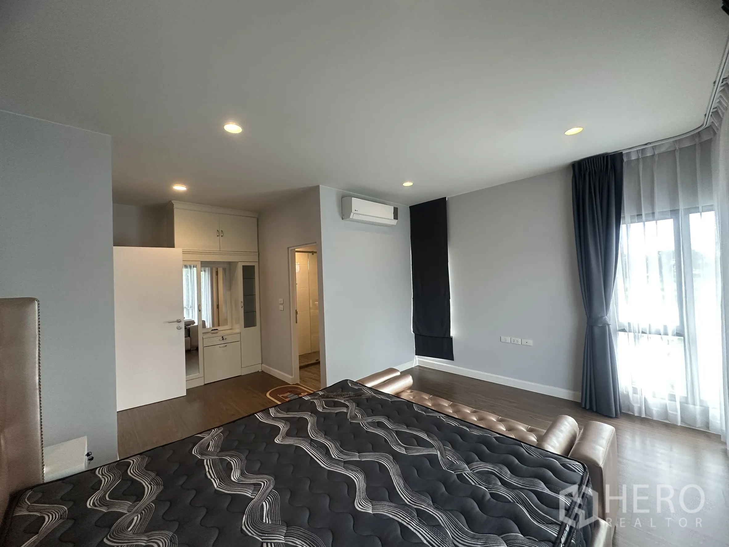 独栋房屋 for rent or sale in Lam Luk Ka, Pathum Thani - 主卧室宽敞，带内置梳妆台、空调与套卫门。