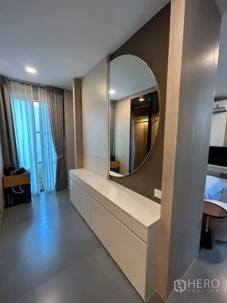 Detached House for rent in Saphan Sung, Bangkok - Built-in dressing console with round mirror and soft lighting beside full-height curtains.