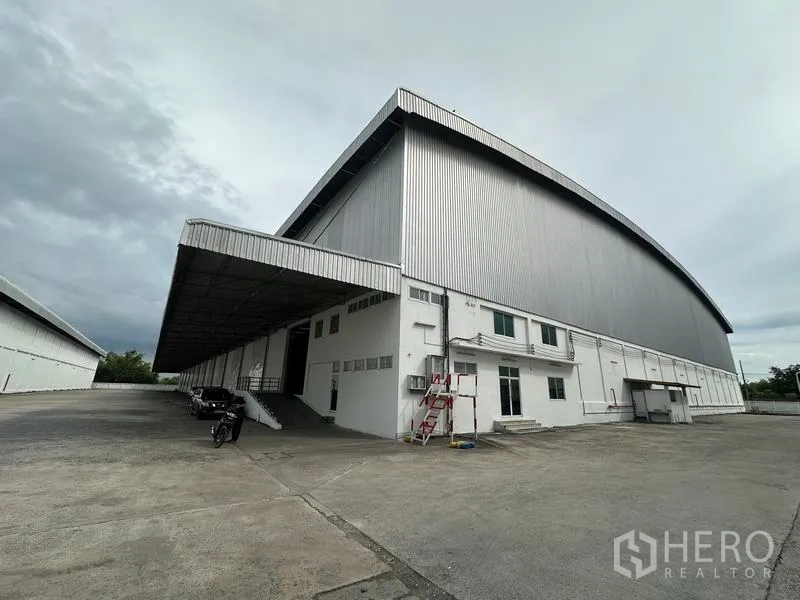 คลังสินค้า ให้เช่าในPhra Nakhon Si Ayutthaya - มุมอาคารโกดังมีชายคาลึกคลุมท่าโหลด เชื่อมต่อกับออฟฟิศด้านหน้า