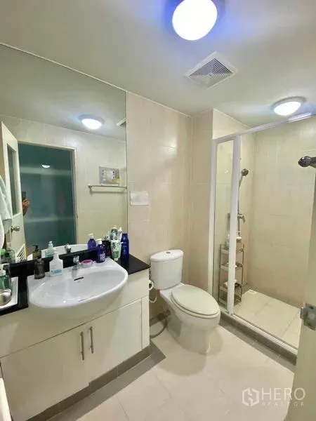 คอนโด ให้เช่าในWatthana, Bangkok - ห้องน้ำสมัยใหม่พร้อมอ่างล้างหน้า โถสุขภัณฑ์ และตู้ shower กระจกแบบวอล์กอิน