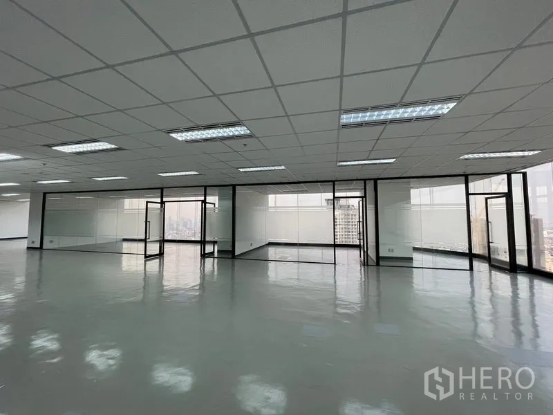 办公空间 出租在Din Daeng, Bangkok - 室内展示多间玻璃会议室与独立办公室。