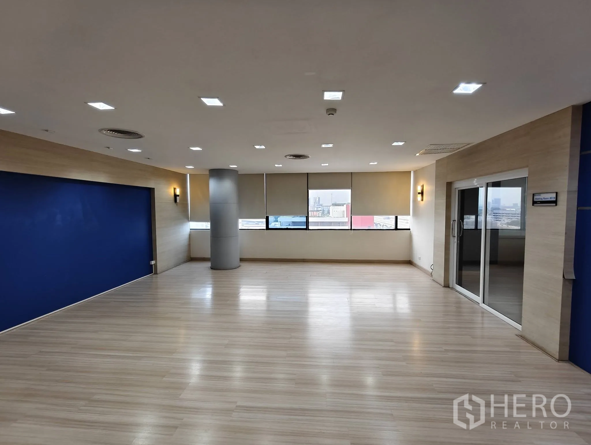 Office Space for rent in Lak Si, Bangkok - Large open-plan office with windows, recessed lights, and glass doors.
