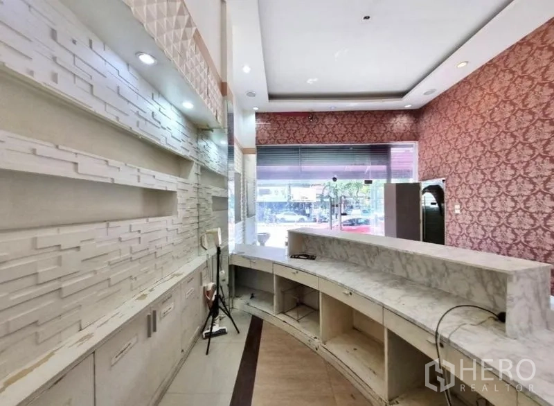 店屋 出租在Watthana, Bangkok - 接待区，内置展示层板与顶灯。