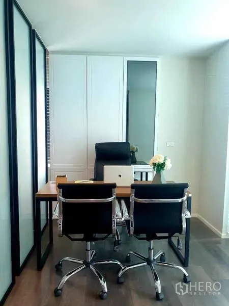 สำนักงานที่บ้าน ให้เช่าในBang Phli, Samut Prakan - ห้องทำงานส่วนตัว โต๊ะผู้บริหาร เก้าอี้รับรองสองตัว และตู้เก็บของเต็มผนัง