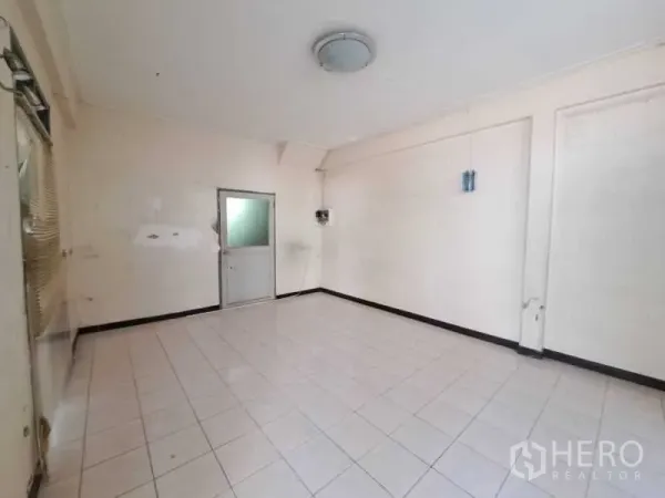 พื้นที่ขายปลีก ให้เช่าในSathon, Bangkok - ห้องทรงสี่เหลี่ยม พื้นกระเบื้อง ประตูหลัง เหมาะสำหรับเก็บของหรือห้องพนักงาน