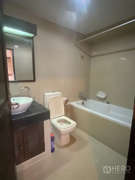 公寓 出租或出售在Watthana, Bangkok - 现代化浴室，设浴缸、台上盆洗手台与中性色瓷砖