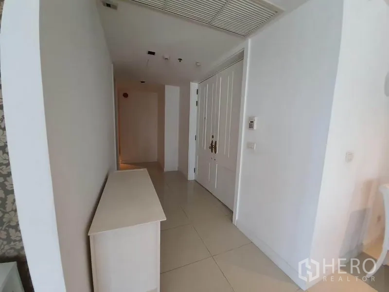 คอนโด ให้เช่าในPathum Wan, Bangkok - โถงทางเข้า พร้อมประตูคู่ โต๊ะคอนโซล และพื้นกระเบื้องมันวาว