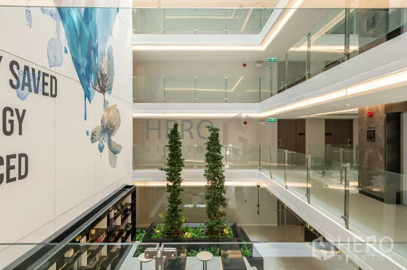 คอนโด ขาย - โถงอาคารสมัยใหม่มีหลังคาโปร่งแสง ราวกันตกกระจก และสวนหย่อม