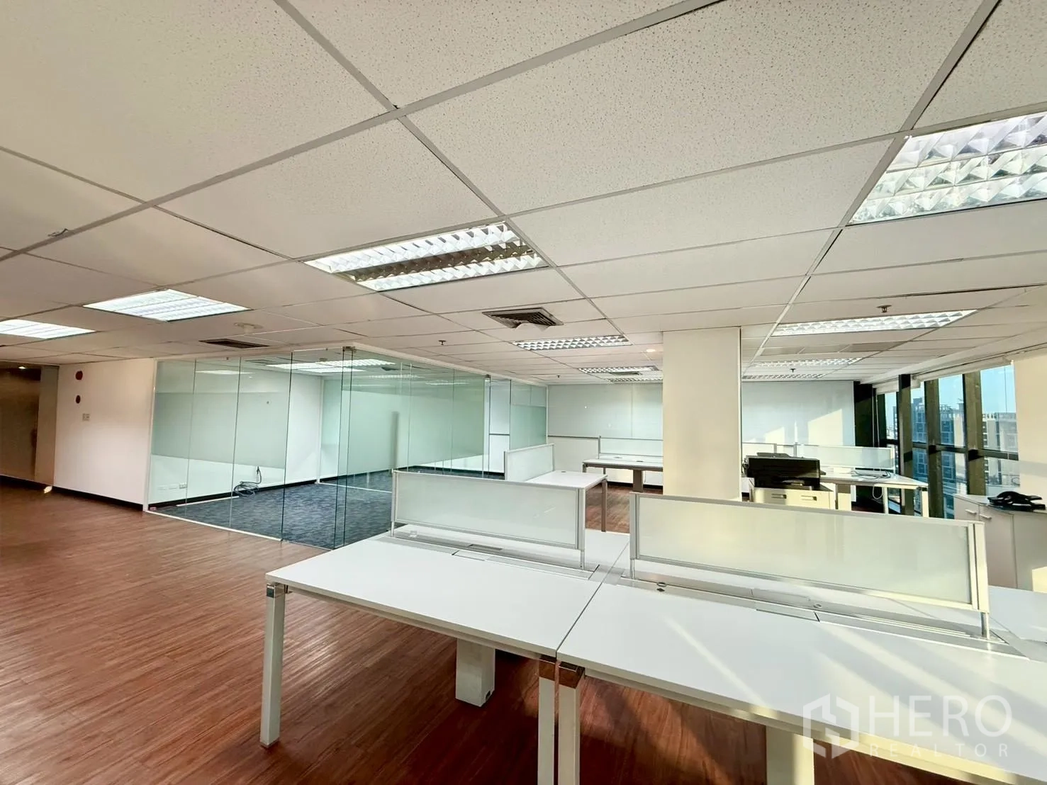 ออฟฟิศ for rent in Watthana, Bangkok - พื้นที่ทำงานเปิดโล่งพร้อมโต๊ะยาว เพดานแขวน และหน้าต่างขนาดใหญ่.