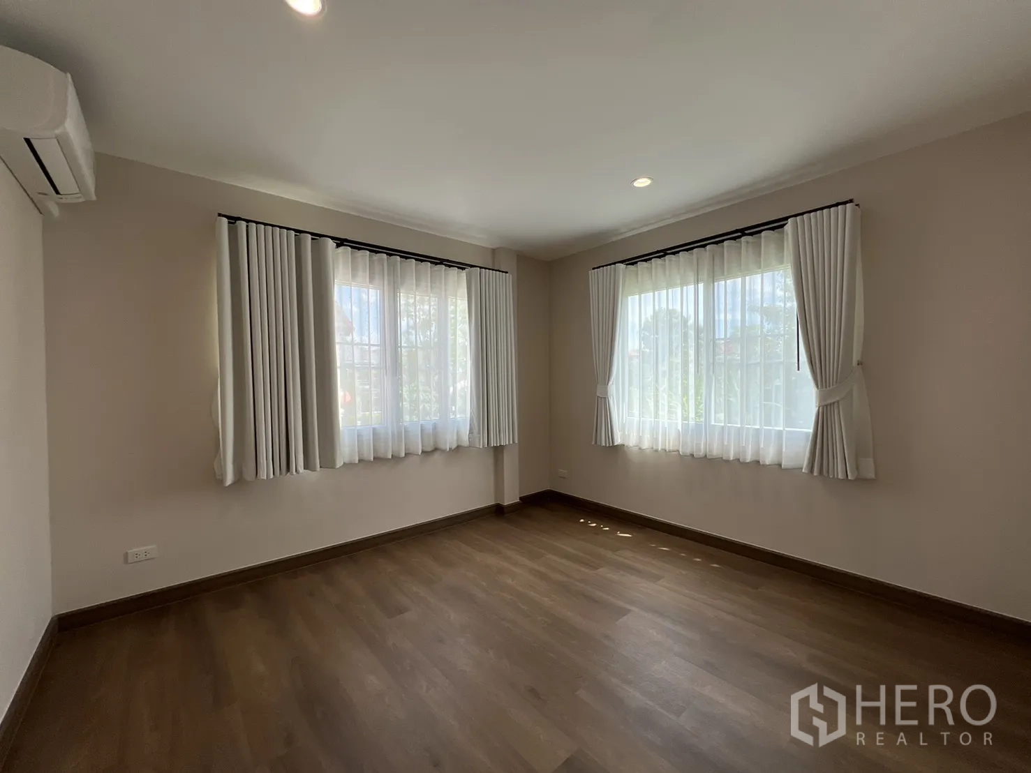 独立式住宅 出租在Mueang Samut Prakan, Samut Prakan - 现代卫浴，带浴缸、马桶与洗手台。