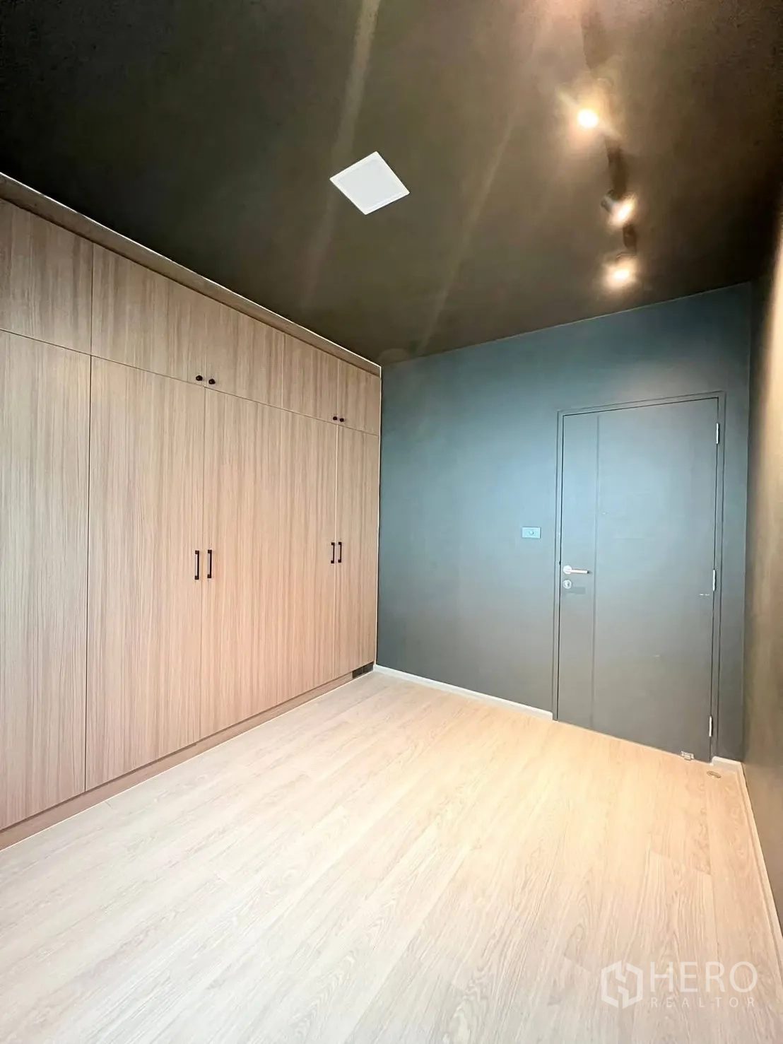 联排别墅 for rent in Bang Phli, Samut Prakan - 卧室另一角度，可见轨道射灯、衣柜与房门。