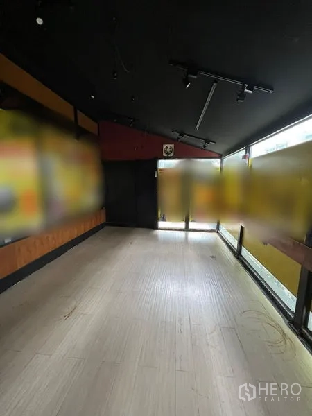 พื้นที่ขายปลีก ให้เช่าในWatthana, Bangkok - ห้องกระจกหน้าร้านแคบ พื้นไม้โทนอ่อน เพดานสีดำและไฟราง