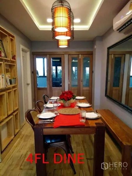 店屋 出售在Phra Khanong, Bangkok - 温馨餐厅，木质长桌、吊灯、大镜子与推拉门。