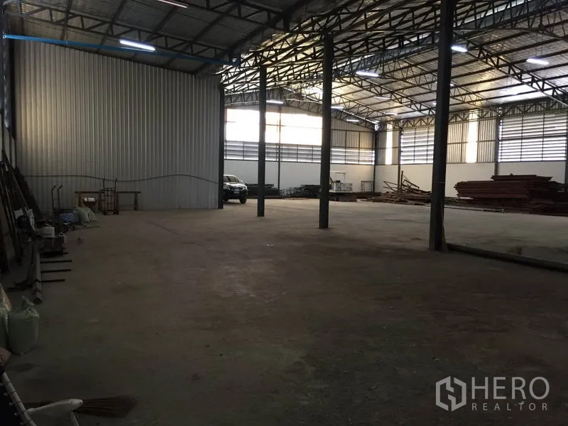 货栈 出租在Saphan Sung, Bangkok - 开阔存储空间，钢柱支撑，卷闸门出入口，车辆回转空间充足。