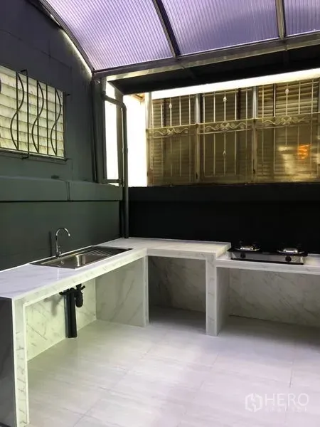 ทาวน์เฮาส์ ให้เช่าในBang Kapi, Bangkok - ครัวไทยแบบต่อเติม มีท๊อปหินอ่อน อ่างล้างจาน เตาแก๊ส และหน้าต่างลูกกรง