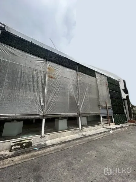 พื้นที่ขายปลีก ให้เช่าในKhlong Toei, Bangkok - ด้านหน้าอาคารริมถนน หน้าต่างเปิดกว้างพร้อมผ้าใสแบบม้วนขึ้น พื้นที่ทำป้ายเด่นชัด