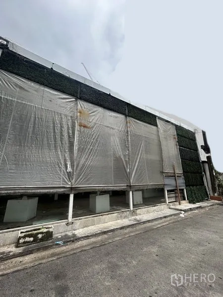 พื้นที่ขายปลีก ให้เช่าในKhlong Toei, Bangkok - ด้านหน้าอาคารริมถนน หน้าต่างเปิดกว้างพร้อมผ้าใสแบบม้วนขึ้น พื้นที่ทำป้ายเด่นชัด