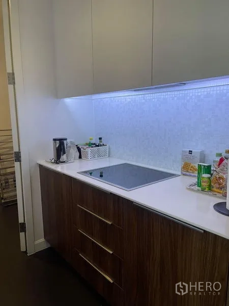 คอนโด ให้เช่าในPathum Wan, Bangkok - เคาน์เตอร์ครัวทันสมัย เตาไฟฟ้า และไฟใต้ตู้