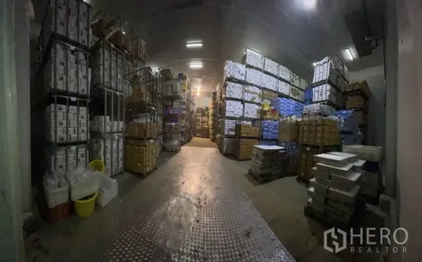 工厂 出售在Mueang Samut Sakhon, Samut Sakhon - 冷库仓储区，纸箱整托堆放于金属货架上，顶部为保温天花。