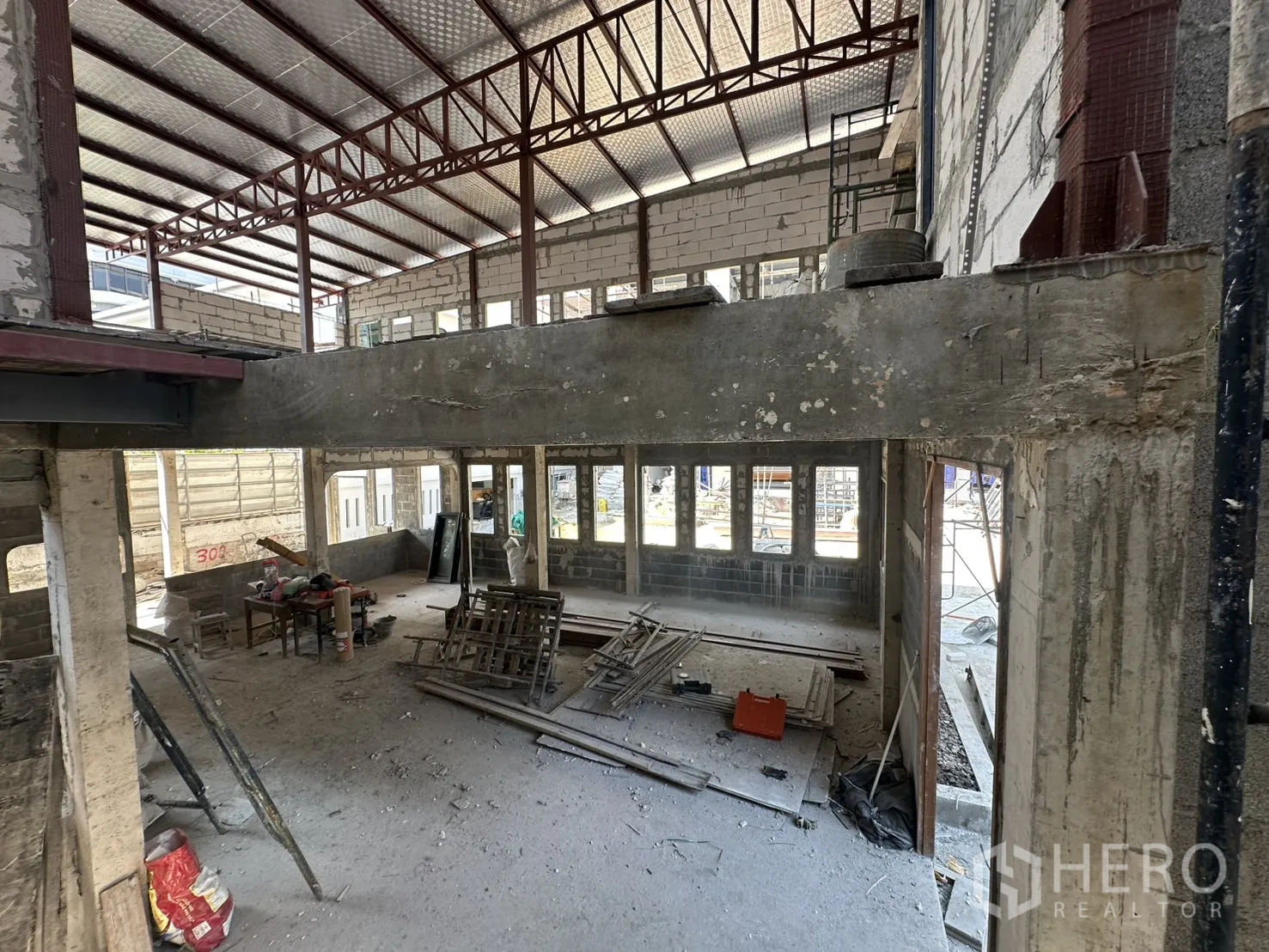 零售空间 for rent in Bang Na, Bangkok - 从夹层俯瞰的高挑大厅与成排窗户。