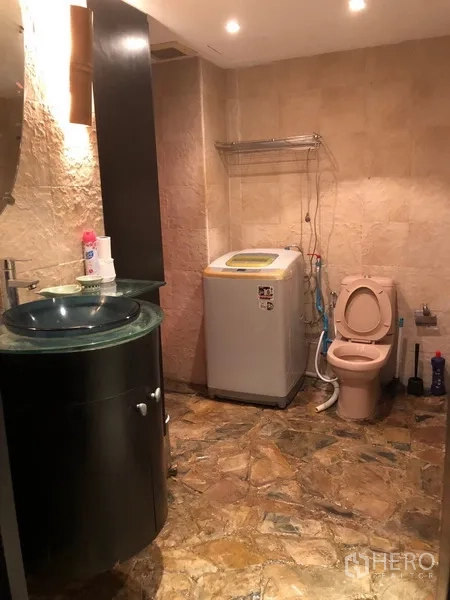 คอนโด ให้เช่าในWatthana, Bangkok - ห้องน้ำพร้อมอ่างล้างหน้ากระจก สุขภัณฑ์ และเครื่องซักผ้าในห้อง