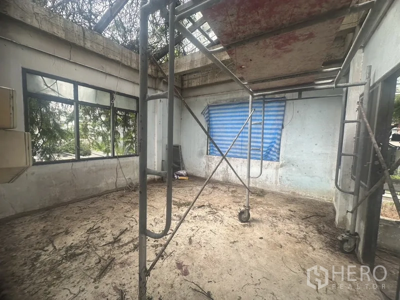 Office Space for rent - Partially covered room with scaffolding, ready for renovation