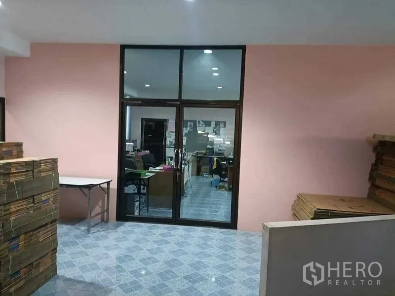 คลังสินค้า ขายในSamut Sakhon - ห้องสำนักงานกั้นกระจกภายในโกดัง พื้นกระเบื้องและไฟดาวน์ไลท์