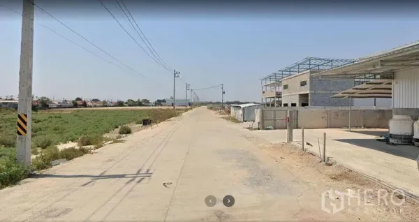 工厂 出售在Krathum Baen, Samut Sakhon - 工业区混凝土道路，沿线有电线与周边工厂，位于Krathum Baen。