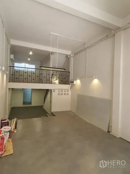 อาคารพาณิชย์ ให้เช่าในPhra Khanong, Bangkok - พื้นที่ชั้นล่างแบบโอเพ่นเพลน เพดานสูง มีชั้นลอย พื้นคอนกรีตและไฟส่องผนัง