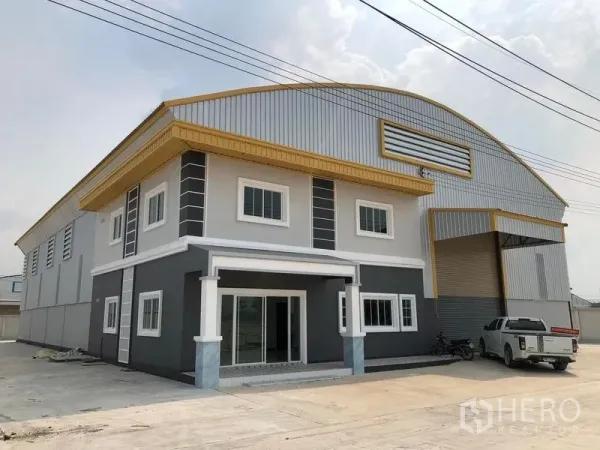 工厂 出租或出售在Bang Len, Nakhon Pathom - 现代化工厂外观，带两层办公区和大型卷帘装卸门。
