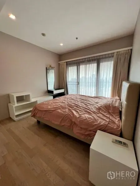 คอนโด ให้เช่าในKhlong Toei, Bangkok - ห้องนอนอบอุ่น พื้นไม้ ผ้าปูสีชมพูอ่อน และประตูกระจกเลื่อนไปยังระเบียง