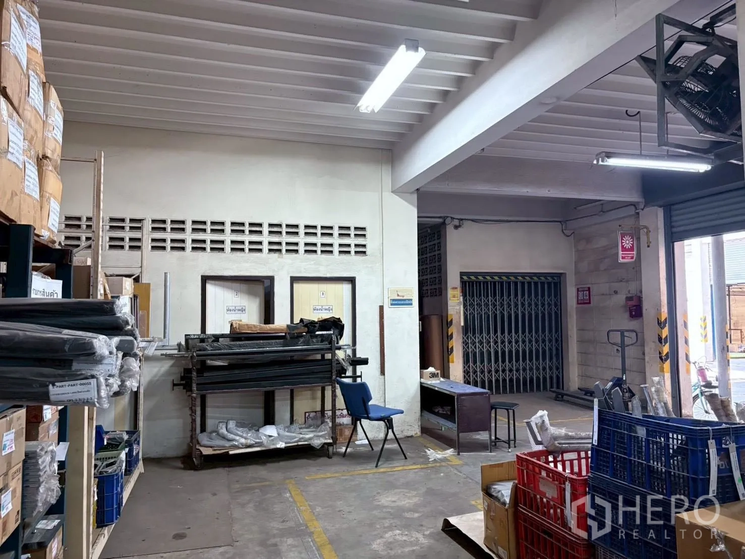 工厂 出租或出售在Bang Khun Thian, Bangkok - 包材与库存室，货架、纸箱与卷闸门。