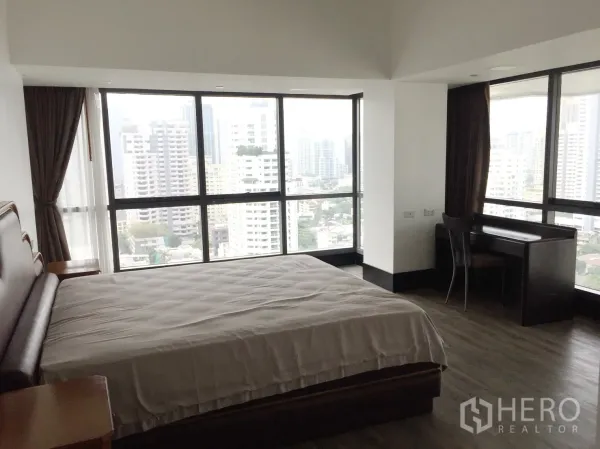 คอนโด ให้เช่าในWatthana, Bangkok - ห้องนอนมาสเตอร์มุมอาคาร กระจกเต็มบาน พื้นไม้ และวิวเมือง