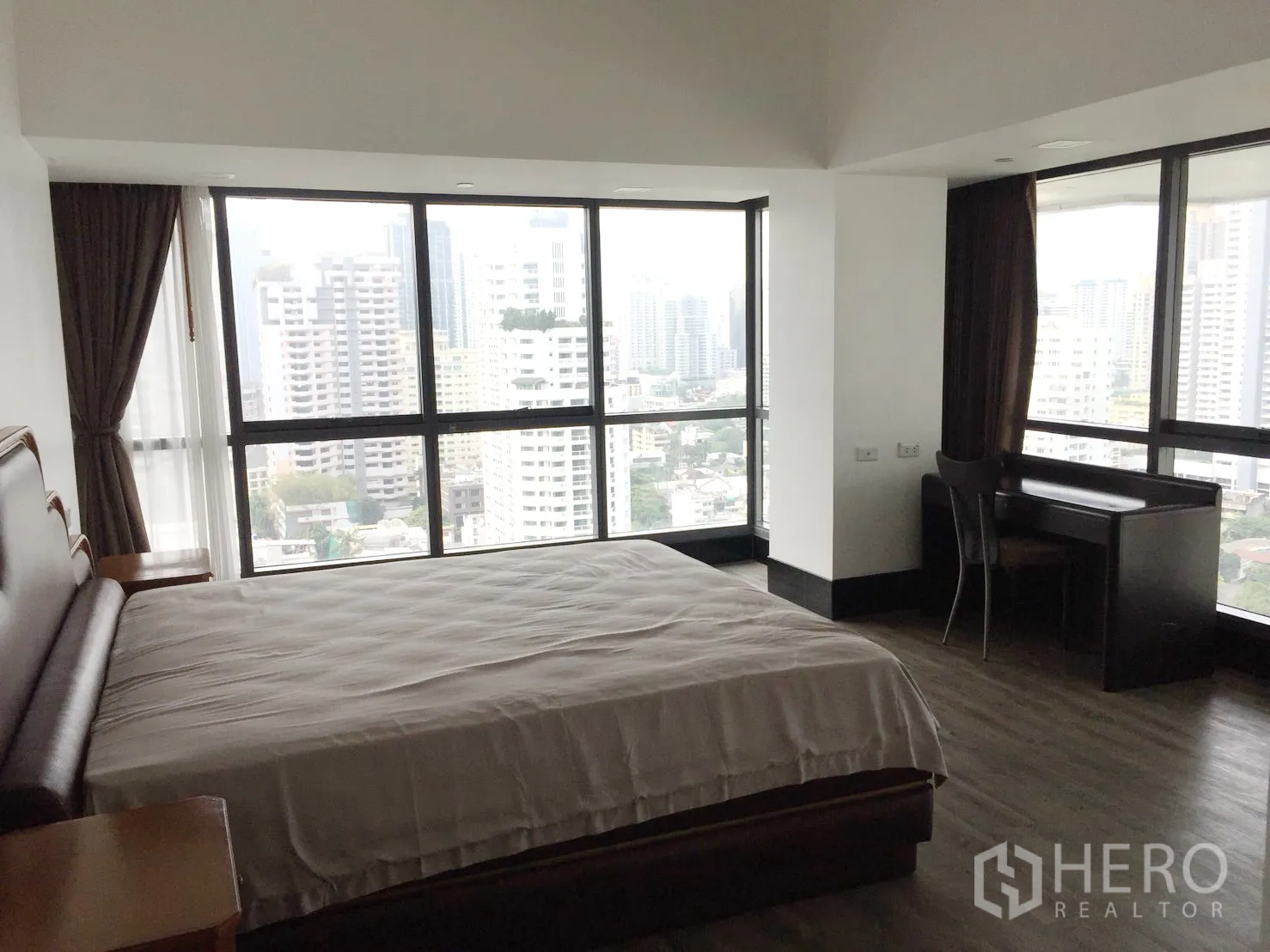 คอนโด ให้เช่าในWatthana, Bangkok - ห้องนอนมาสเตอร์มุมอาคาร กระจกเต็มบาน พื้นไม้ และวิวเมือง