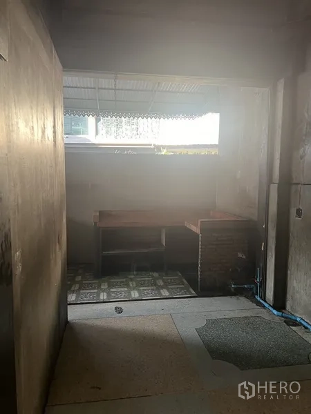 零售空间 出租在Watthana, Bangkok - 后方备餐区，设窗户、工作台与管线接口