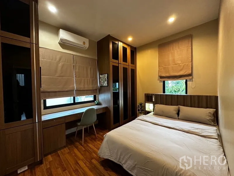 独立式住宅 出租在Prawet, Bangkok - 次卧，带书桌、衣柜与空调。