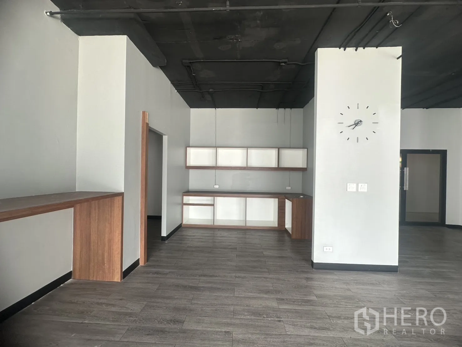 สำนักงาน ให้เช่าในKhlong Toei, Bangkok - โซนแพนทรีและที่เก็บของพร้อมตู้บิวท์อินและนาฬิกาติดผนัง