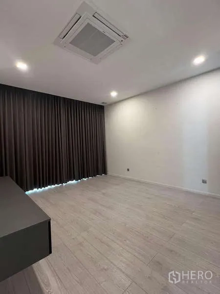 Detached House for sale in Bang Phli, Samut Prakan - Bright bedroom with wood flooring and ceiling cassette air-conditioning.