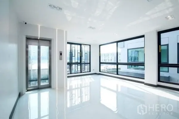 สำนักงานที่บ้าน ให้เช่าในDon Mueang, Bangkok - ชั้นทำงานมุมอาคารมีลิฟต์ส่วนตัวและกระจกบานใหญ่รับแสงธรรมชาติ