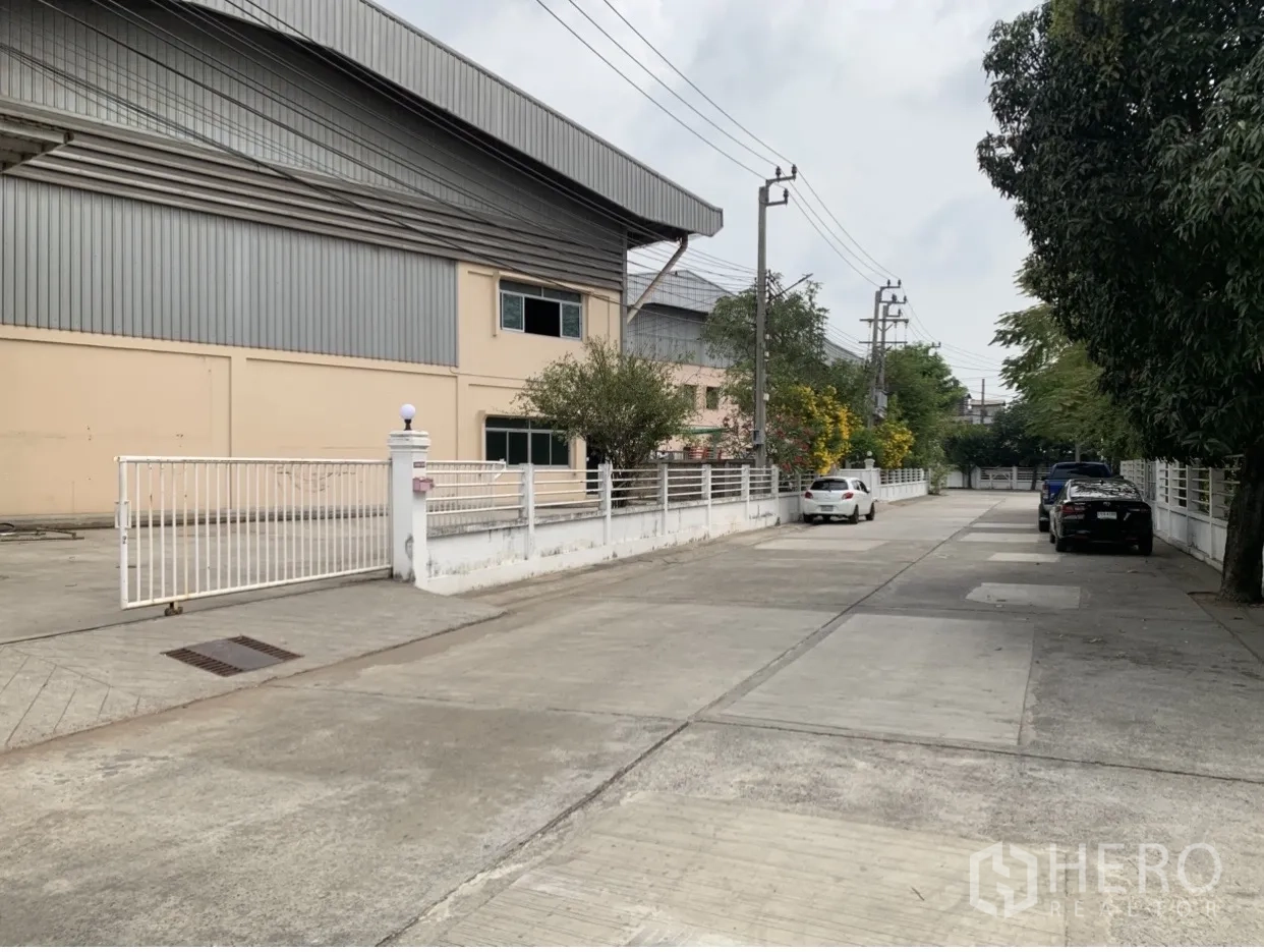 โรงงาน ให้เช่าในMueang Samut Prakan, Samut Prakan - ถนนทางเข้าเงียบสงบข้างโรงงาน มีที่จอดรถและรั้วรอบขอบชิด