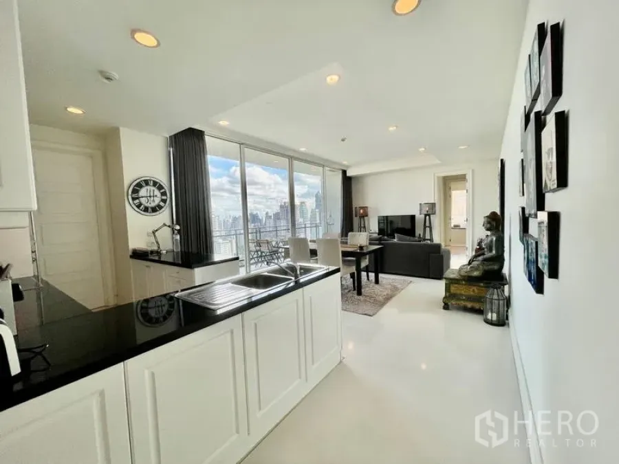 คอนโด ขายในWatthana, Bangkok - เลย์เอาต์ครัว–ทานข้าวสว่างไสว พร้อมกระจกเต็มสูงและระเบียงวิวเมือง