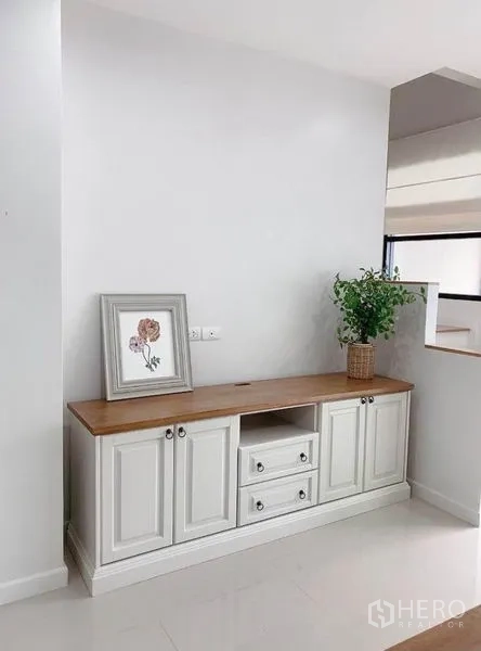 ทาวน์เฮาส์ ให้เช่าในPrawet, Bangkok - พื้นที่โถงชั้นบน พร้อมตู้คอนโซลบิวท์อินท็อปไม้ และต้นไม้ตกแต่ง