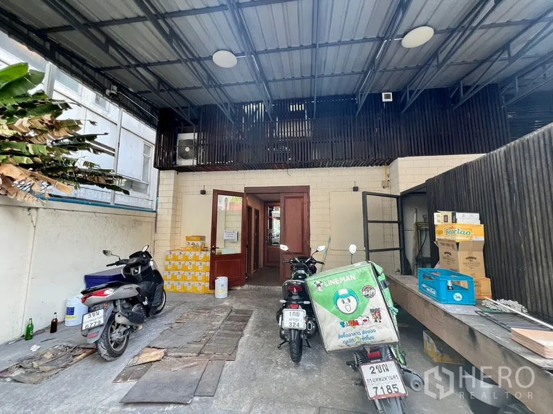 อาคารพาณิชย์ ให้เช่าในWatthana, Bangkok - ลานบริการด้านหลังมีหลังคา เหมาะสำหรับขนส่งสินค้าและเก็บของ.