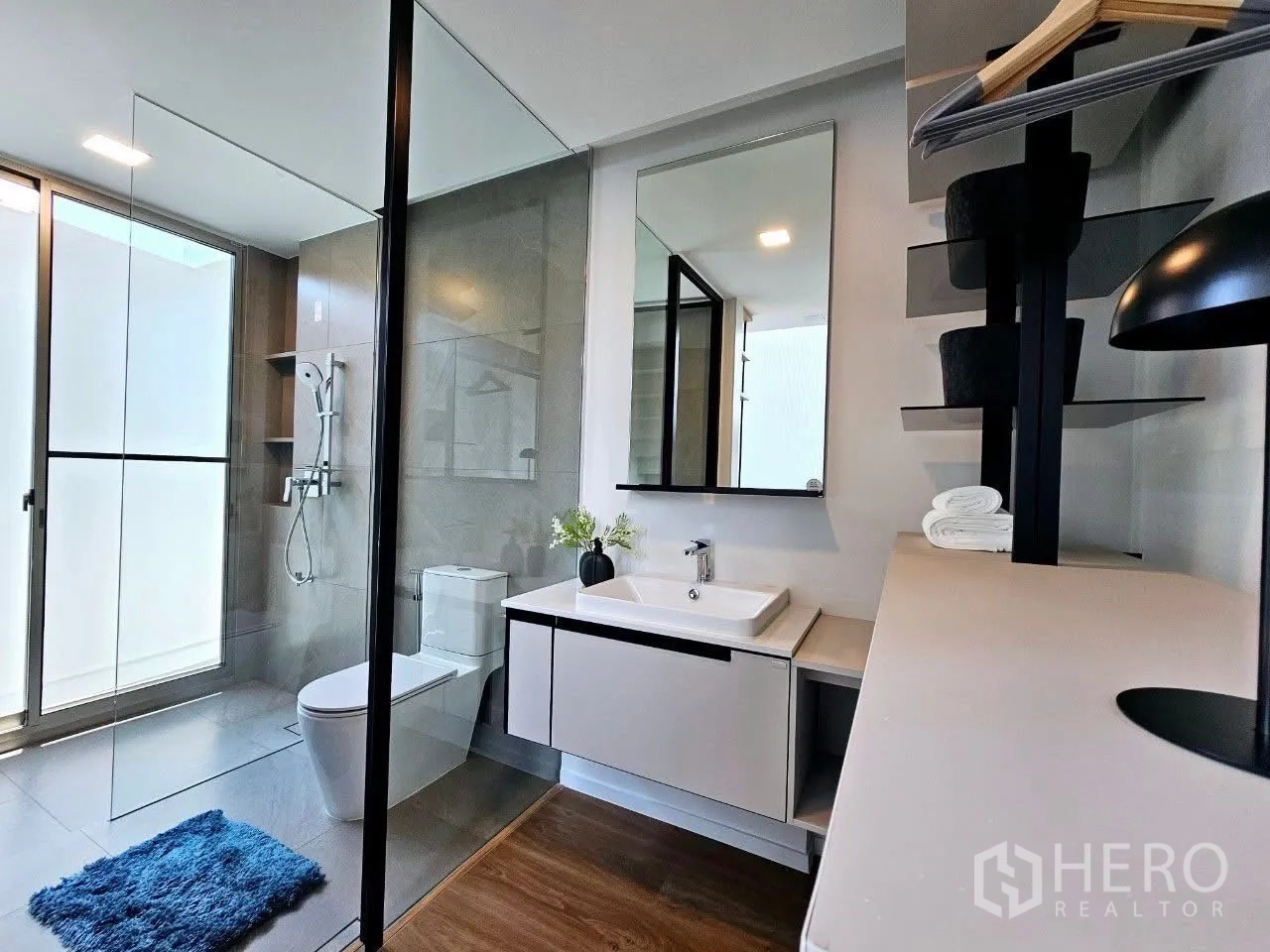 บ้าน ให้เช่าในSaphan Sung, Bangkok - ห้องน้ำที่สองพร้อมตู้ล้างหน้าโมเดิร์นและห้องอาบน้ำกระจก