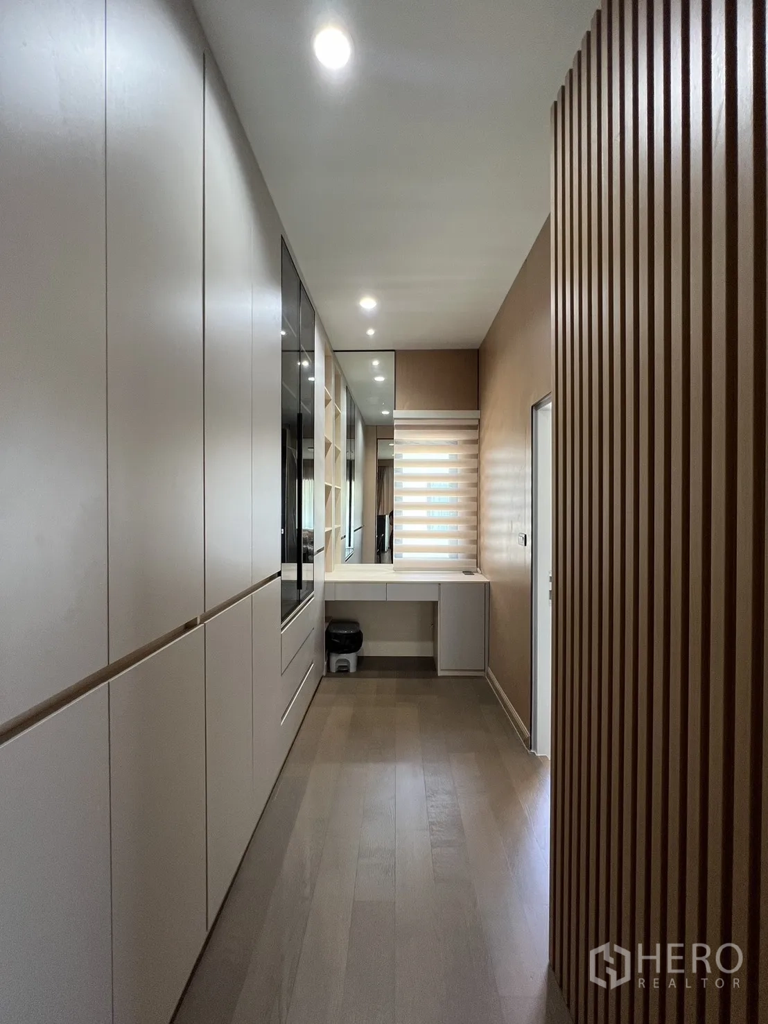 Detached House for rent or sale in Mueang Pathum Thani, Pathum Thani - Walk-in closet with built-in wardrobes, glass displays and vanity.