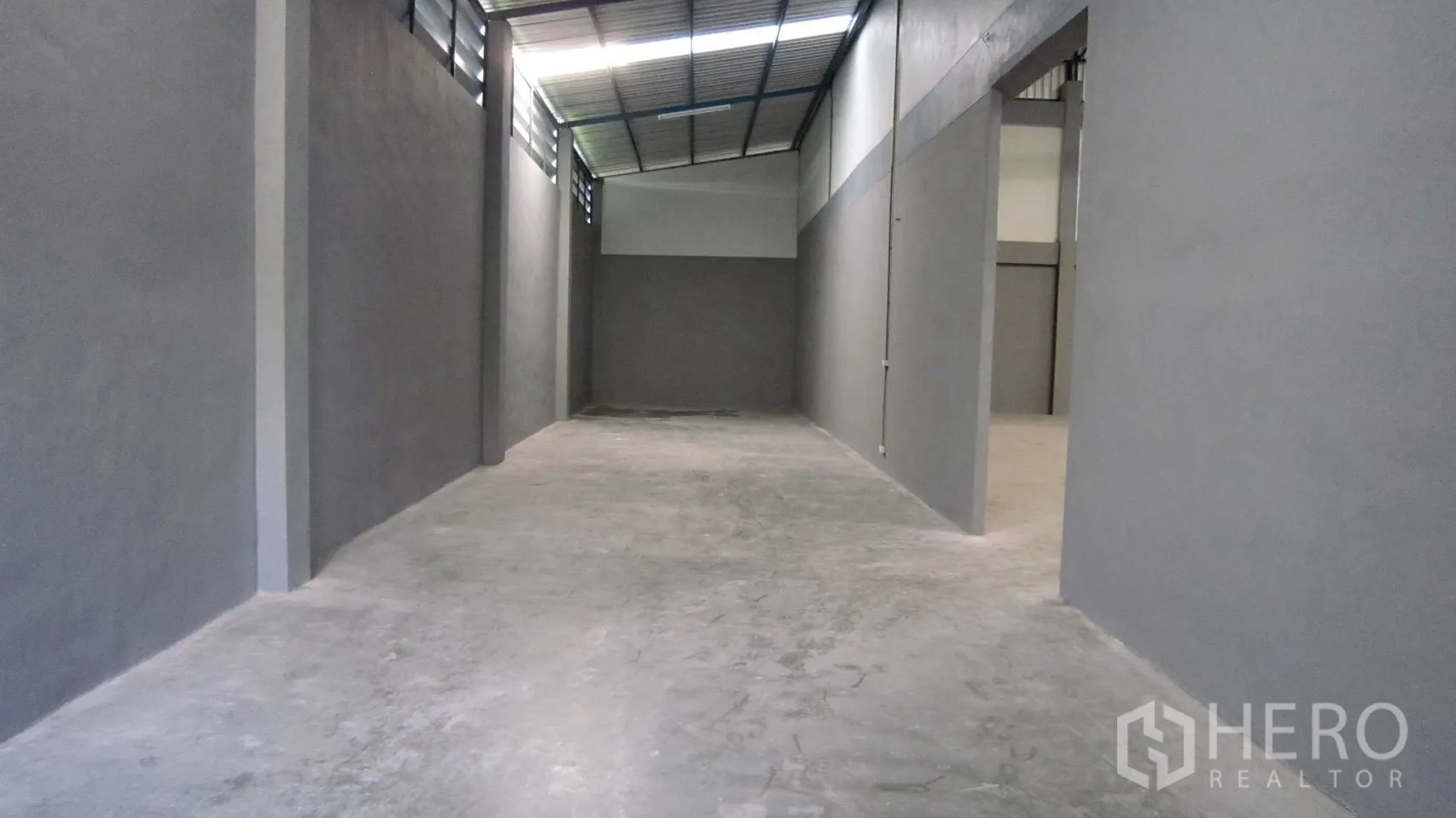 Warehouse for rent in Bang Sao Thong, Samut Prakan - Internal service corridor with high roof and side openings inside the warehouse.